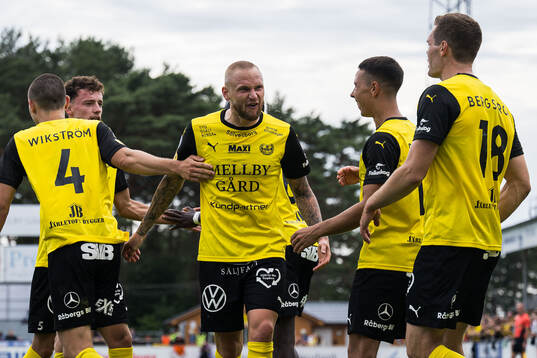 Mjällbys Adam Ståhl jublar efter 2-1 av Herman Johansson (ej i bild)