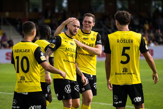 Mjällbys Adam Ståhl jublar med Nicklas Røjkjær, Jacob Bergström och Colin Rösler efter 3-2