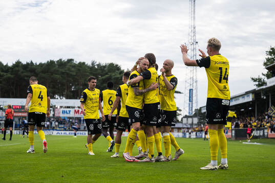 Mjällbys Adam Ståhl och Herman Johansson jublar efter 2-1
