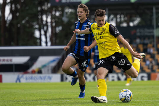 Sirius Herman Sjögrell och Mjällbys Elliot Stroud