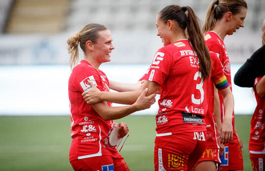 KIF Örebros Maja Bodin jublar vid slutsignalen med Áslaug Dora Sigurbjörnsdottir