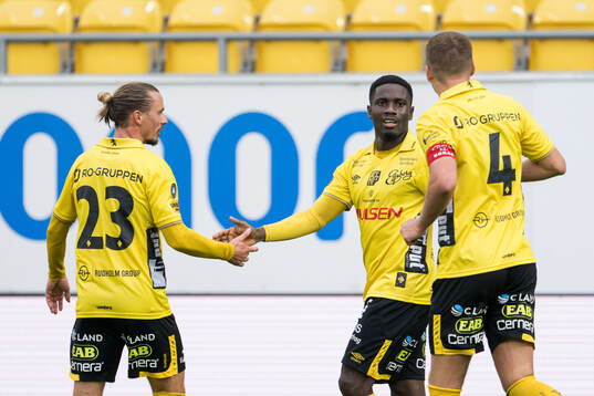 Elfsborgs Michael Baidoo jublar med Niklas Hult och Gustav