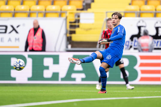 Brommapojkarnas målvakt Filip Sidklev