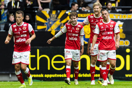 Kalmars Jacob Trenskow jublar med Lars Saetra efter 0-1