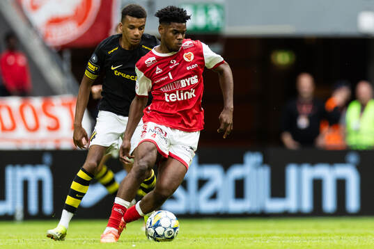 AIKs Rui Manuel Muati Modesto och Kalmars Vince Osuji