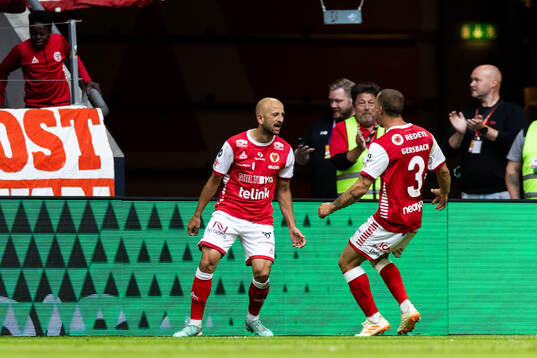 Kalmars Robert Gojani jublar med Alexander Gersbach efter 1-2