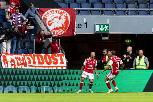 Kalmars Robert Gojani jublar med Alexander Gersbach efter 1-2