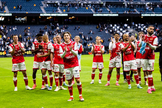 Kevin Jensen (närmast i bild) och övriga spelare i Kalmar tackar fansen