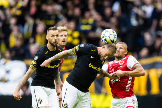 AIKs John Guidetti i en nickduell med Kalmars Alexander