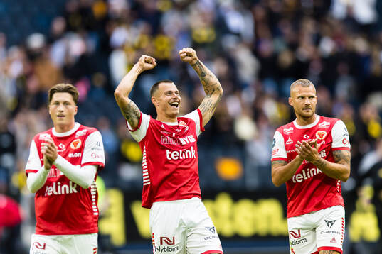 Kalmars Melker Hallberg (närmast i bild) jublar med Kevin