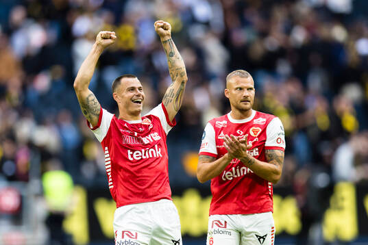 Kalmars Melker Hallberg (närmast i bild) jublar med Kevin Jensen och Rasmus Sjöstedt (h)