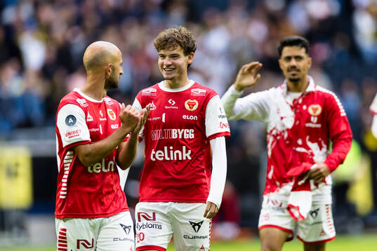 Kalmars 0-1 målskytt, Jacob Trenskow ju blar med Robert Gojani