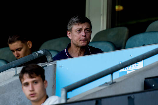 Förbundskapten Jon Dahl Tomasson på läktaren