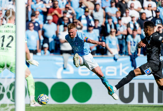 Malmö FFs Anders Christiansen och Halmstads målvakt Tim Erlandsson