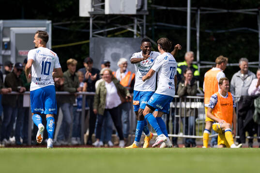 Värnamos Johnbosco Samuel Kalu jublar med Simon Thern efter 1-0