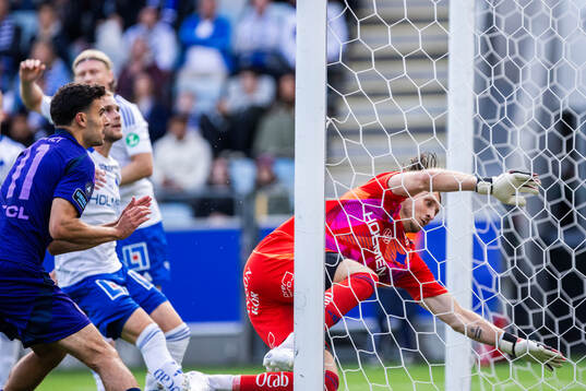 Djurgårdens Deniz Hummet gör 0-1 bakom IFK Norrköpings målvakt David Mitov Nilsson