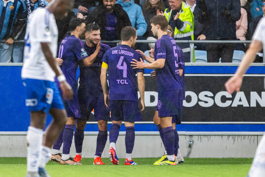 Spelare ur Djurgården jublar efter 1-3