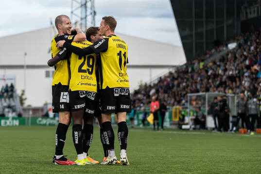 Häckens Zeidane Inoussa jublar med lagkamrater