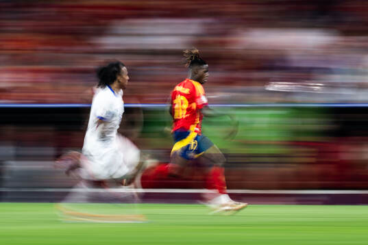 Jules Koundé of France and Nicholas Williams of Spain