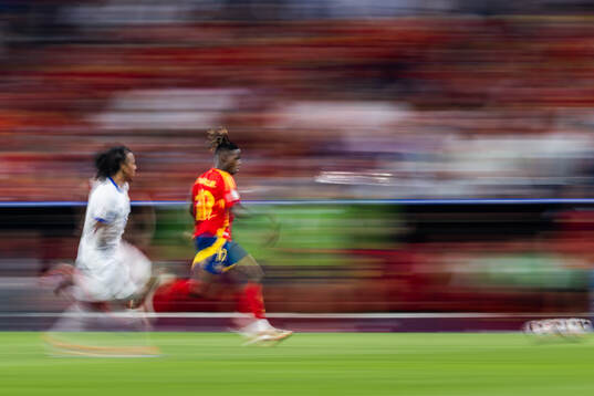 Jules Koundé of France and Nicholas Williams of Spain
