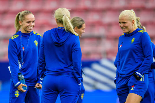 Hanna Lundkvist and goalkeeper Emma Holmgren of Sweden walks the pitch ahead of the UEFA Women's Euro qualifying football match between France and Sweden on July 12, 2024 in Dijon. 