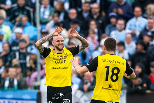 Mjällbys Adam Ståhl och Jacob Bergström jublar efter 2-0