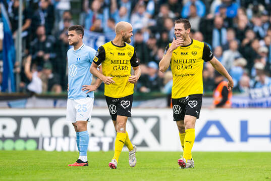 Mjällbys Viktor Gustafson och Jacob Bergström jublar efter 2-0