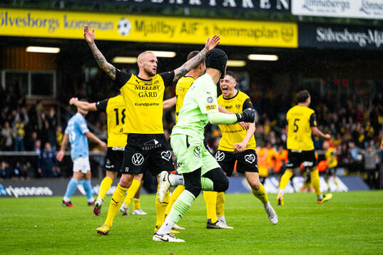 Mjällbys Adam Ståhl, målvakt Noel Törnqvist och Elliot Stroud jublar