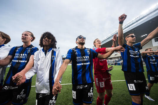 Sirius Malcolm Jeng, Joakim Persson, målvakt Jakob Tånnander och Yousef Salech jublar