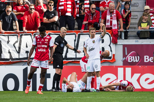 Brommapojkarnas Ludvig Fritzson tillkallar hjälp åt Brommapojkarnas Nikola Vasic och Kalmars Lars Saetra