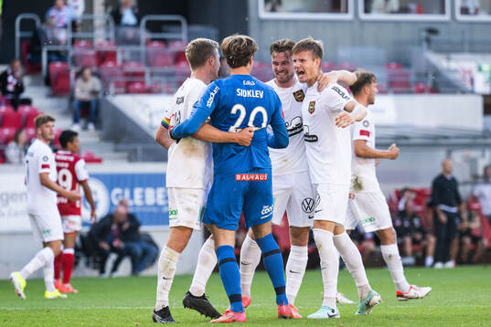 Brommapojkarnas Ludvig Fritzson, målvakt Filip Sidklev och Rasmus Örqvist jublar