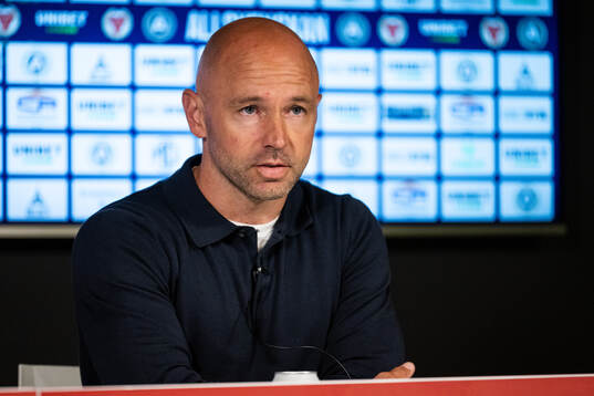 Kalmars tränare Stefan Larsson vid en presskonferens