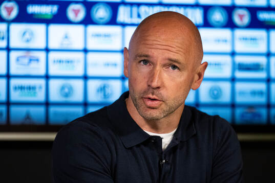 Kalmars tränare Stefan Larsson vid en presskonferens