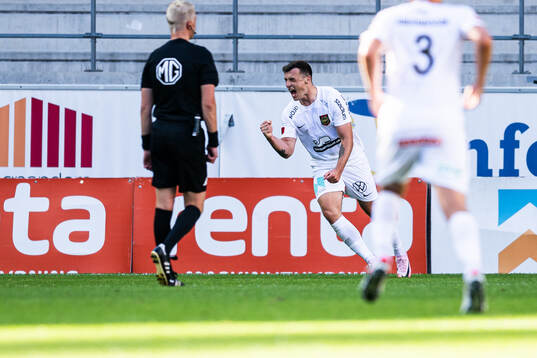 Brommapojkarnas Adam Skanning Jakobsen jublar efter 0-1