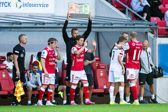 Kalmars Johan Karlsson och Max Svensson byts in