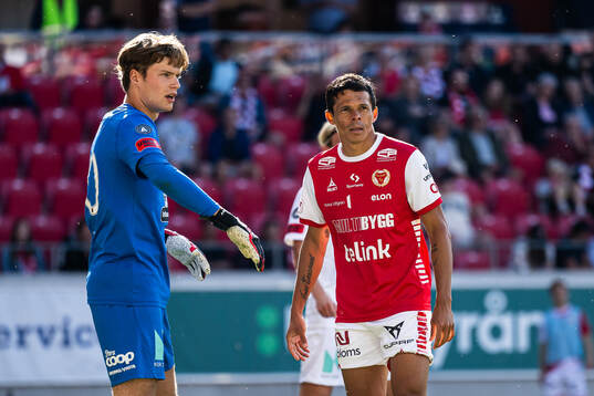 Brommapojkarnas målvakt Filip Sidklev och Kalmars Romario