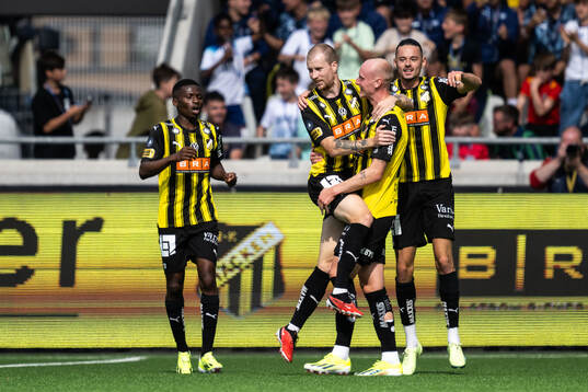 Häckens Simon Gustafson jublar med Akoua Romeo Amane,