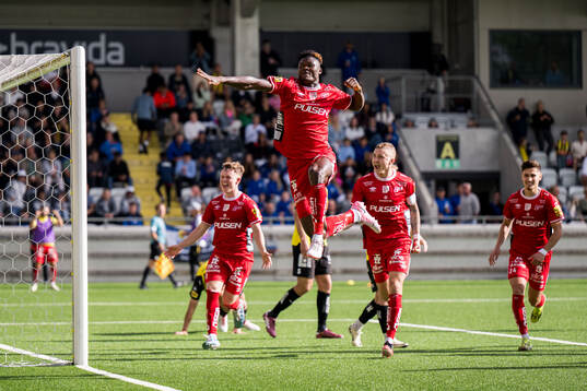 Elfsborgs Terry Yegbe jublar med Eggert Aron Gudmundsson,