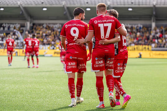 Elfsborgs Arber Zeneli, Per Frick och Simon Hedlund jublar