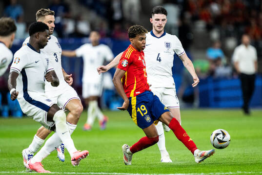 Lamine Yamal of Spain against Marc Guehi, Luke Shaw and Declan Rice of England