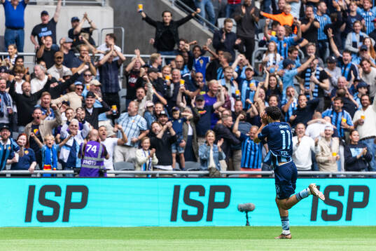 Djurgårdens Deniz Hummet jublar med supportrar