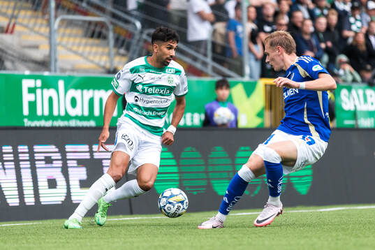 Västerås Elyas Bouzaiene och IFK Norrköpings Marcus Baggesen