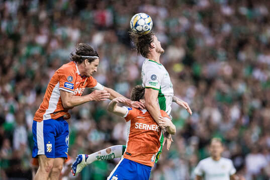 Hammarbys Victor Eriksson i kamp med IFK Göteborgs Gustav Svensson och Lucas Kåhed