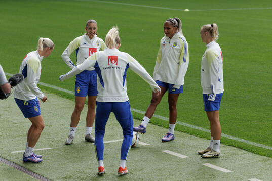 Rusul Rosa Kafaji and Madelen Janogy of the Swedish women's national football team at a training session