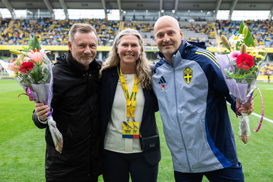 Head coach Peter Gerhardsson and Assistant coach Magnus Wikman is acknowledged for 100 caps by Nina Lindström ahead of the UEFA Women's Euro Qualifier football match between Sweden and England on July 16, 2024 in Göteborg. 