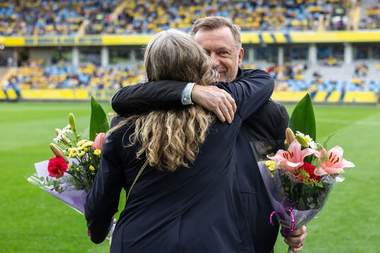 Head coach Peter Gerhardsson of Sweden is acknowledged for 100 caps by Nina Lindström ahead of the UEFA Women's Euro Qualifier football match between Sweden and England on July 16, 2024 in Göteborg. 