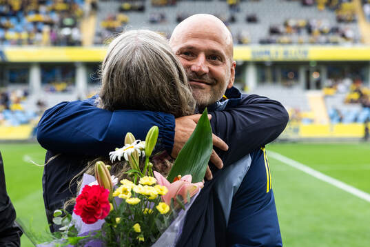 Assistant coach Magnus Wikman of Sweden is acknowledged for 100 caps by Nina Lindström ahead of the UEFA Women's Euro Qualifier football match between Sweden and England on July 16, 2024 in Göteborg. 