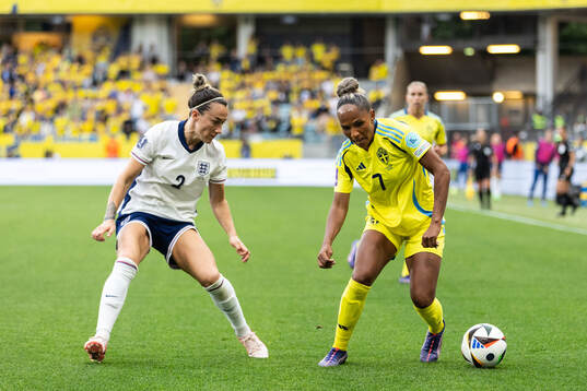 Lucy Bronze of England and Madelen Janogy of Sweden