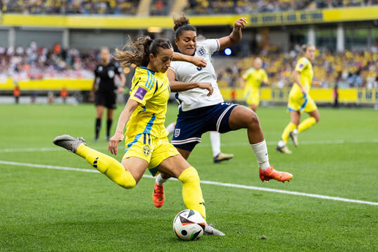 Rusul Rosa Kafaji of Sweden and Jessica Carter of England