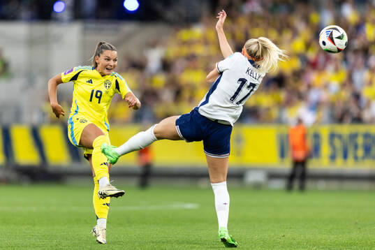 Johanna Rytting Kaneryd of Sweden and Chloe Kelly of England